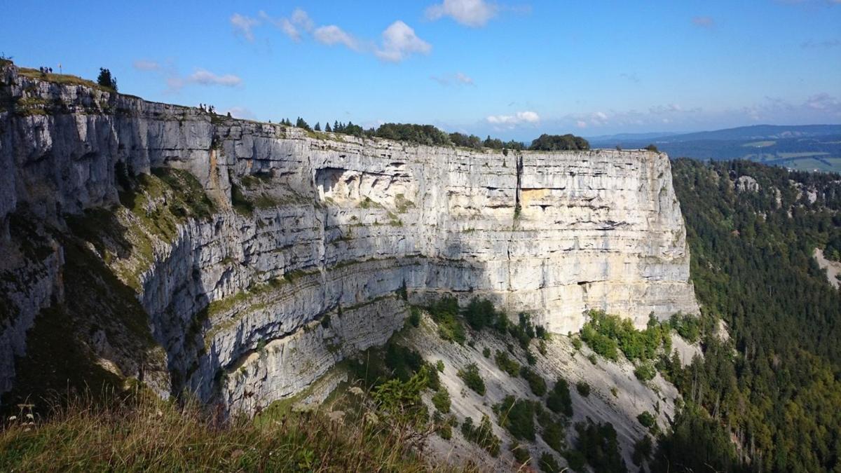 Halte Au Pied Du Creux Du Van Travers Esterno foto